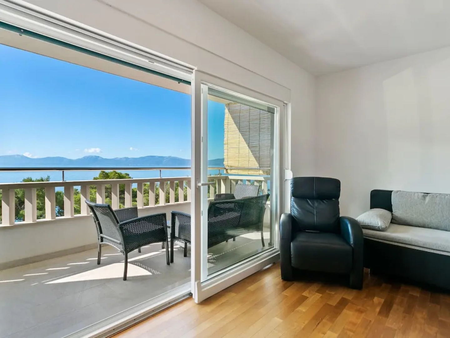 Delightful Apartment in Drvenik With Balcony