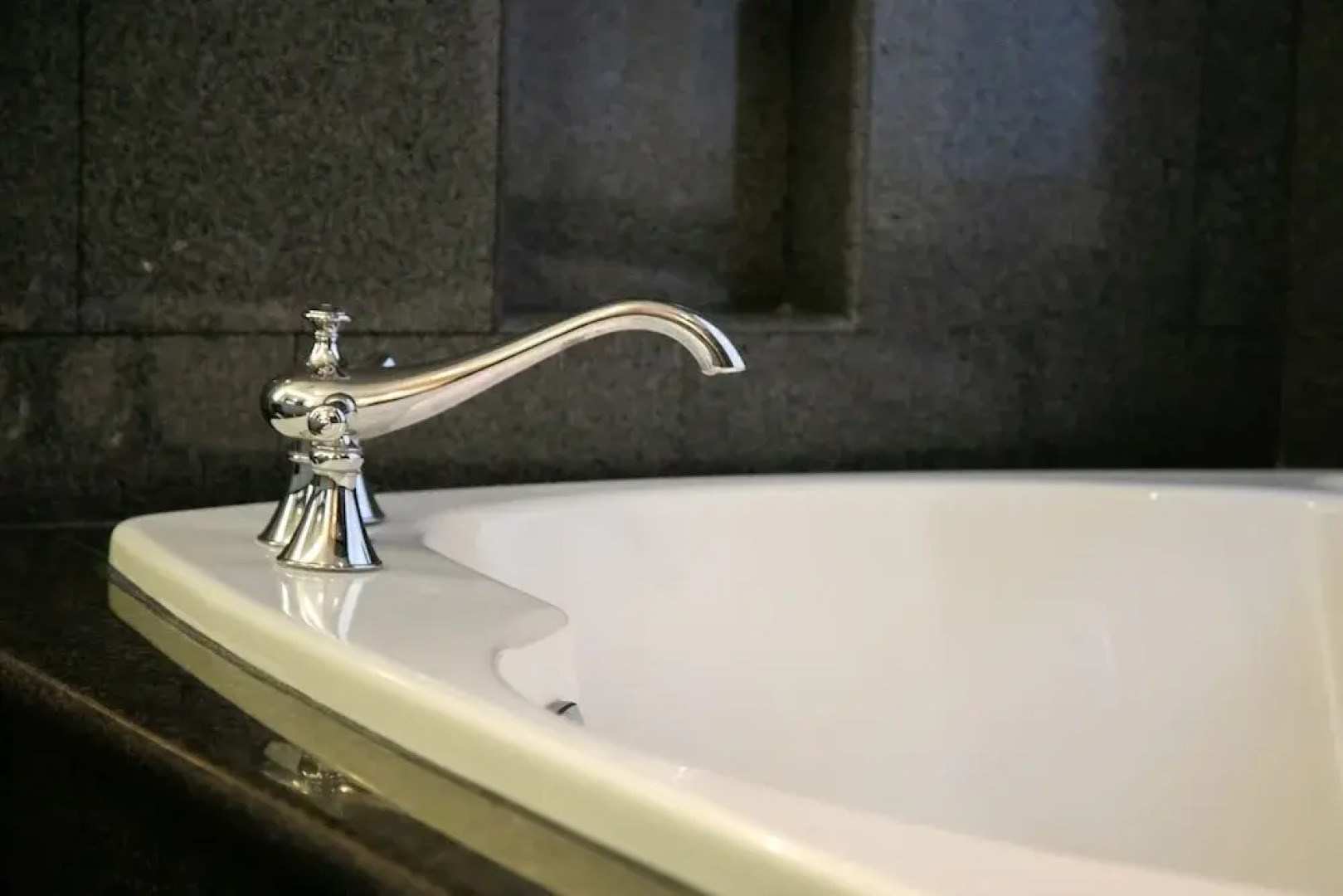 Sunny Pasadena Mansion, Sparkling Heated Pool & Projector Room!