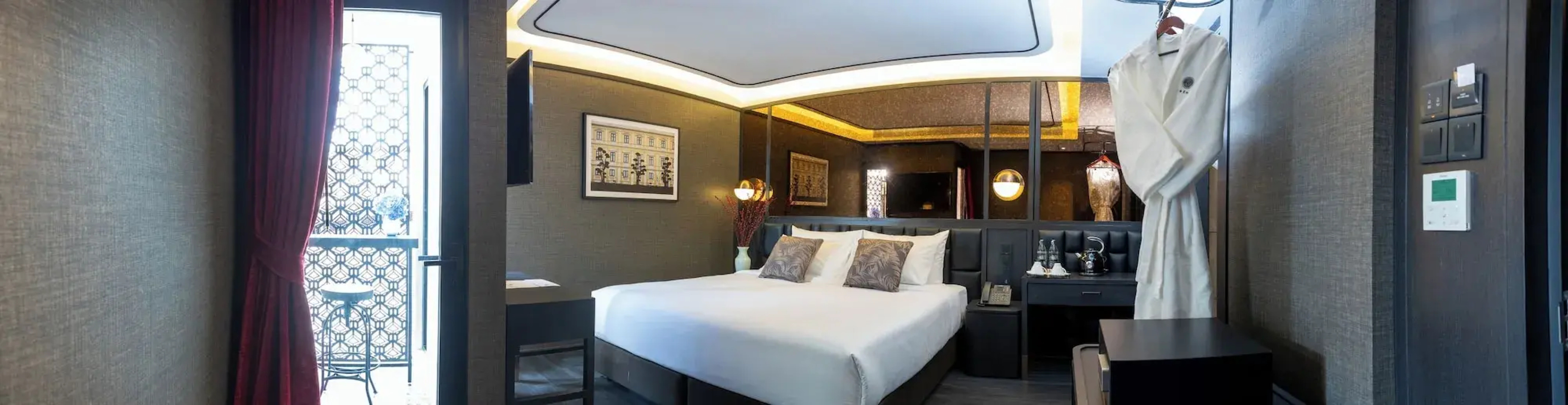 The Gravitique Hotel Khaosan