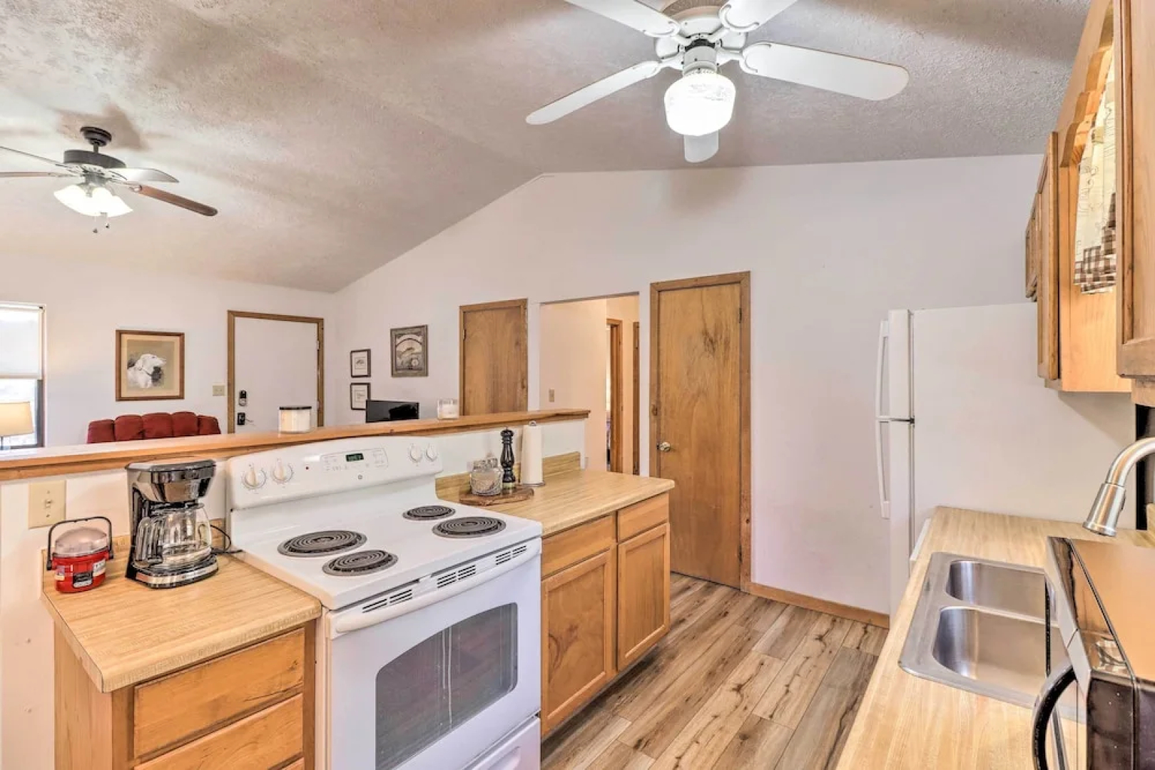 Walk to White River: Home w/ Deck in Flippin!