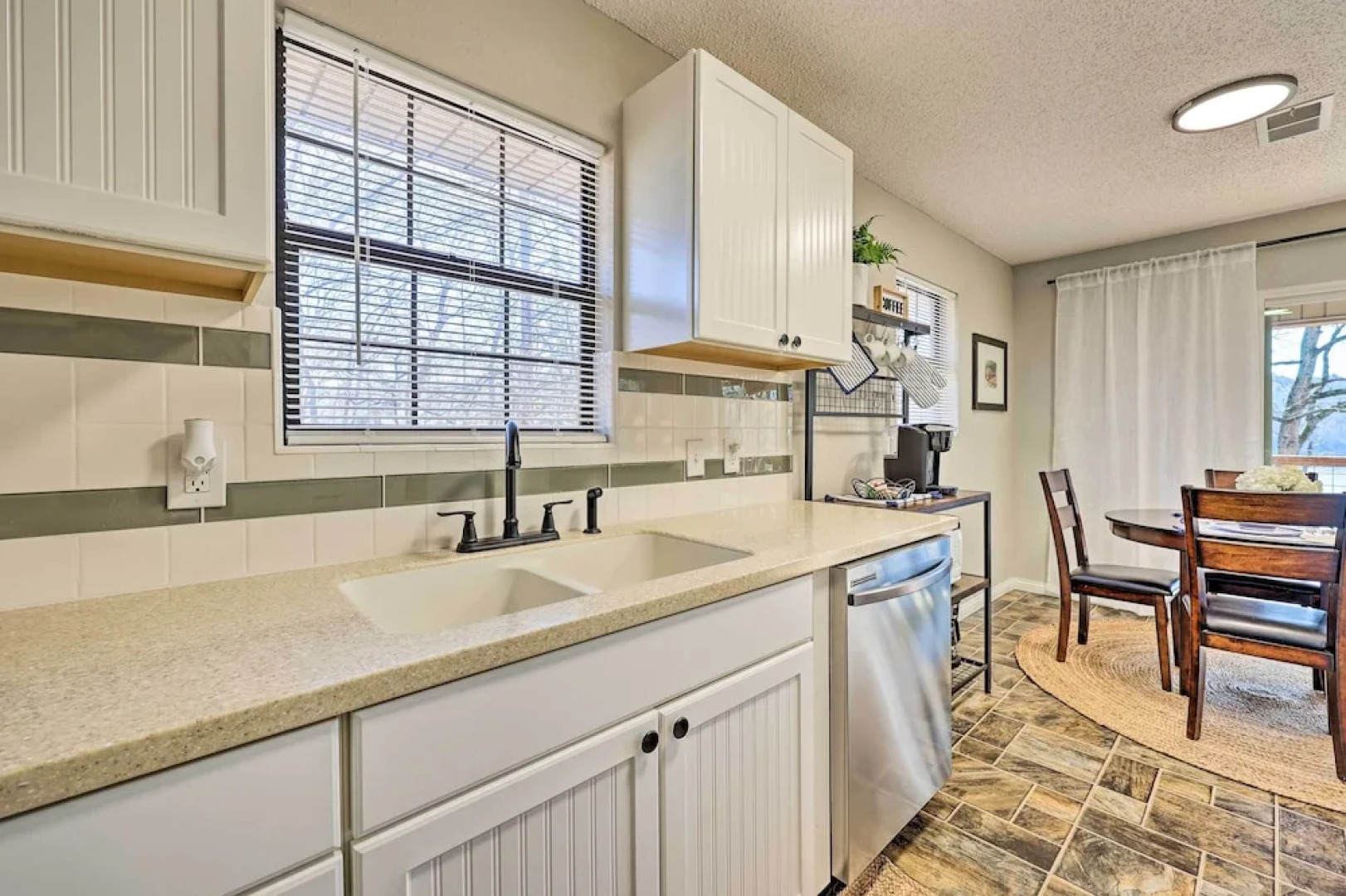 Cozy Beaver Lake Cabin w/ Waterfront View & Kayaks