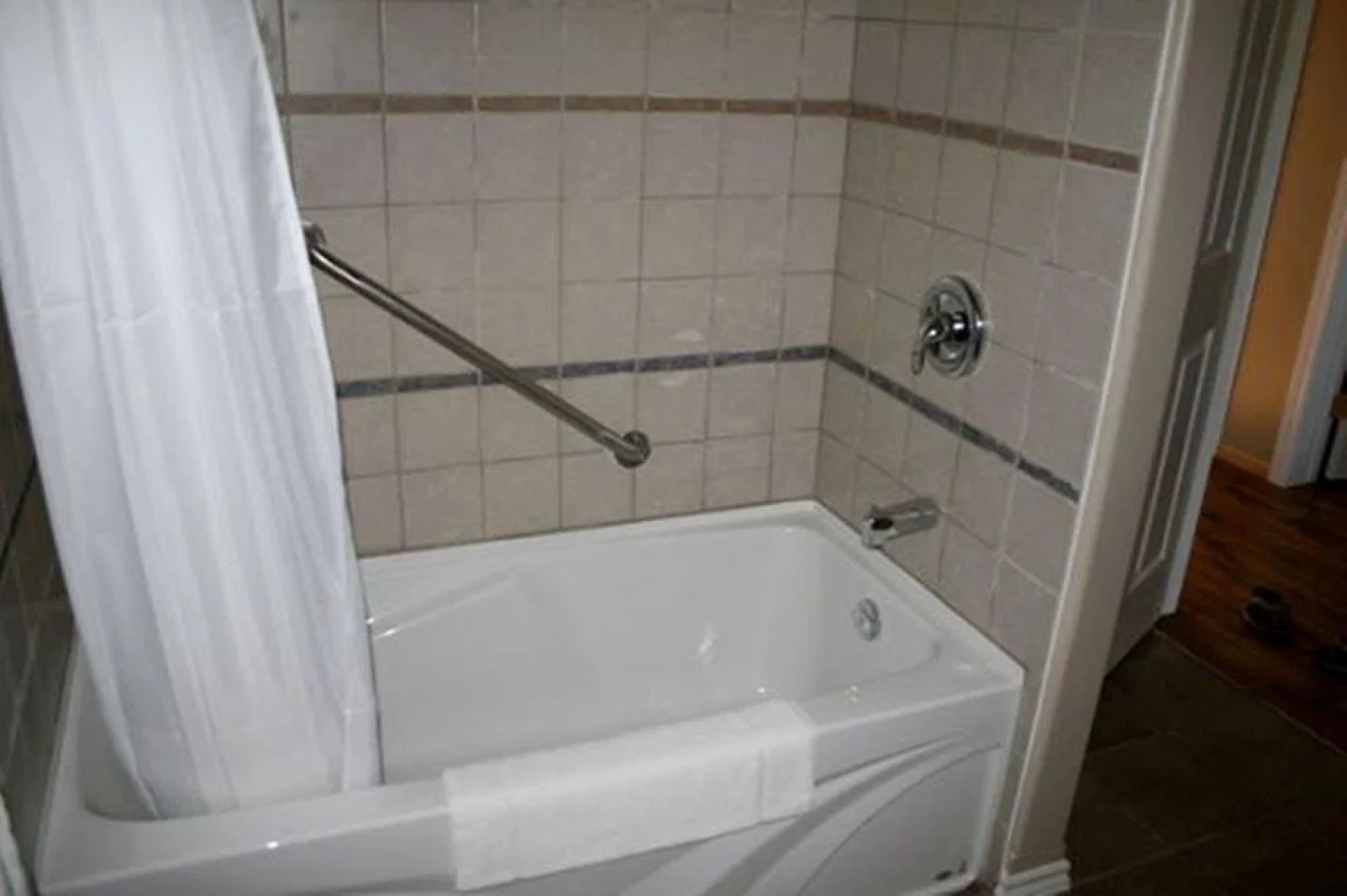 Lanes Riverhouse Inn & Cottages