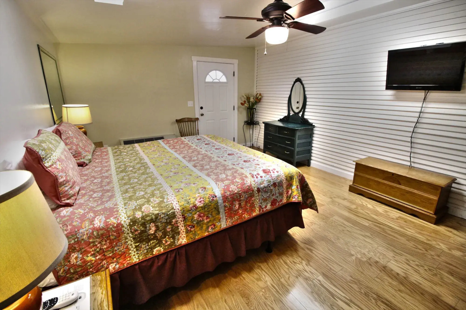 Peach Tree Inn & Suites
