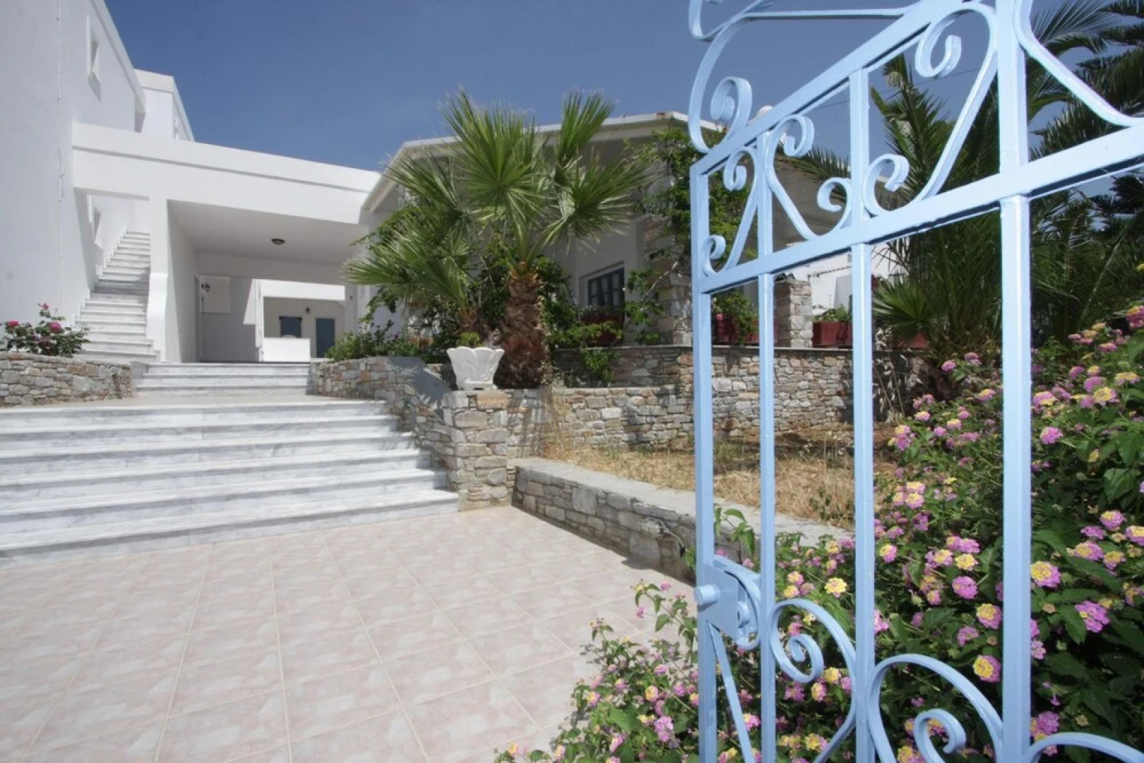 Manos Syros Rooms & Apartments