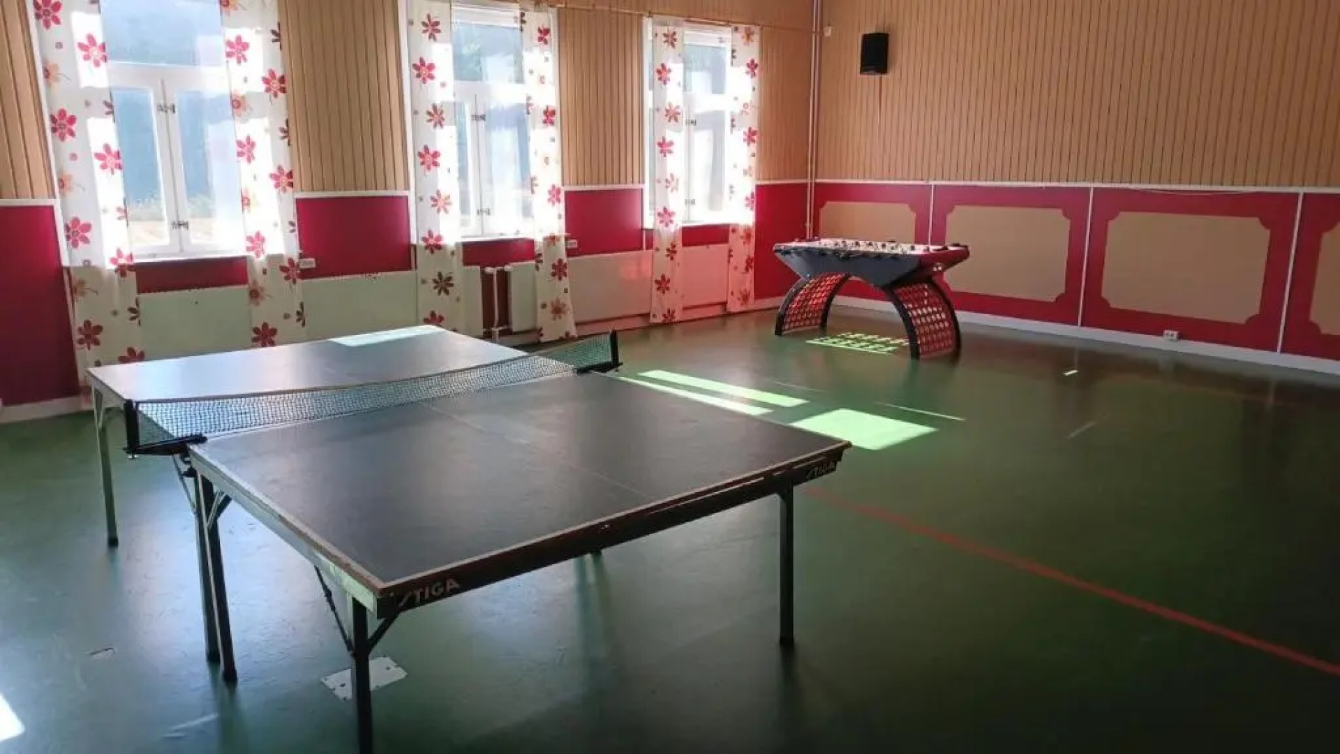 Previous schoolbuilding with gym - Groups and long stays possible