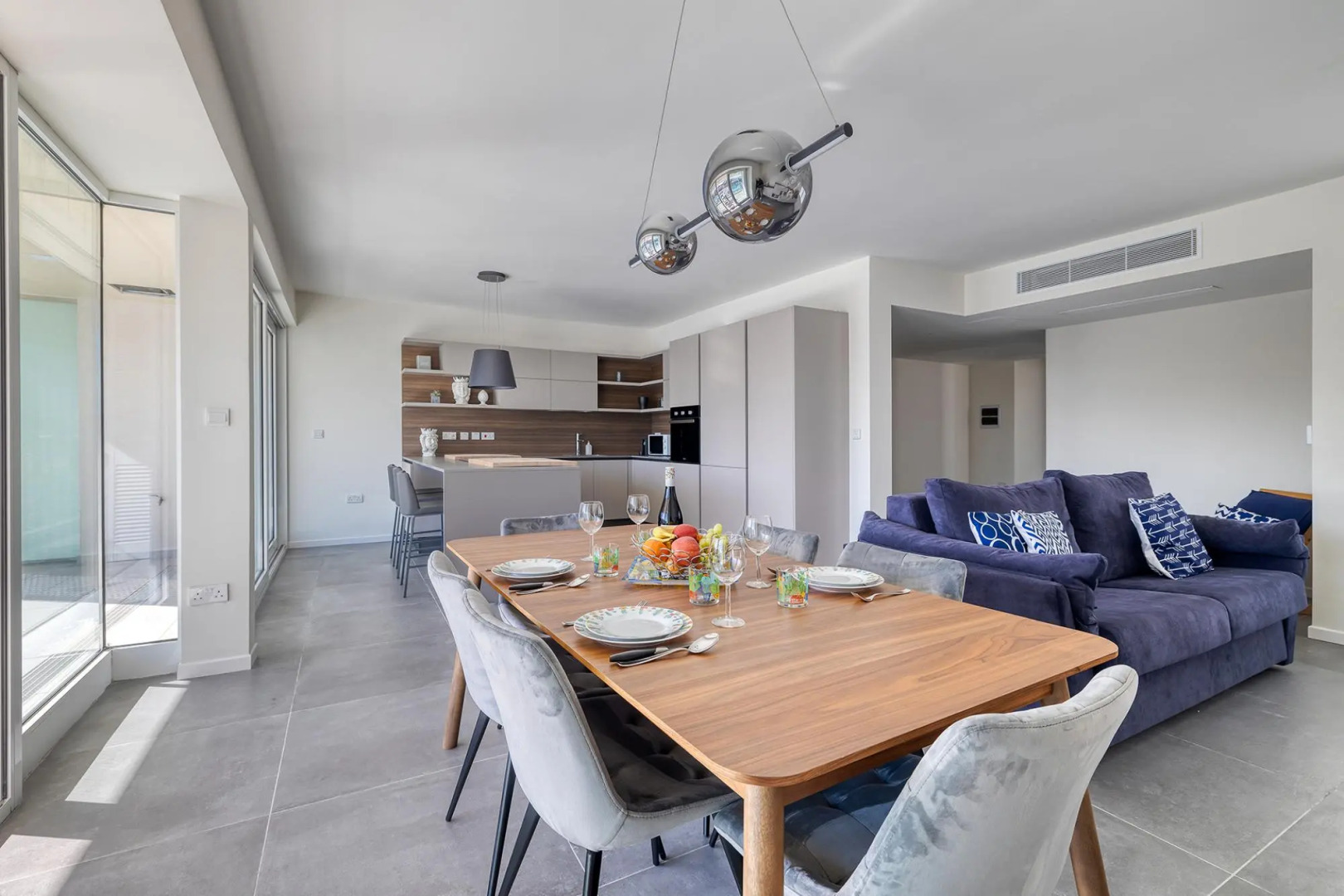 Stunning 3BR Apartment With Marina Views