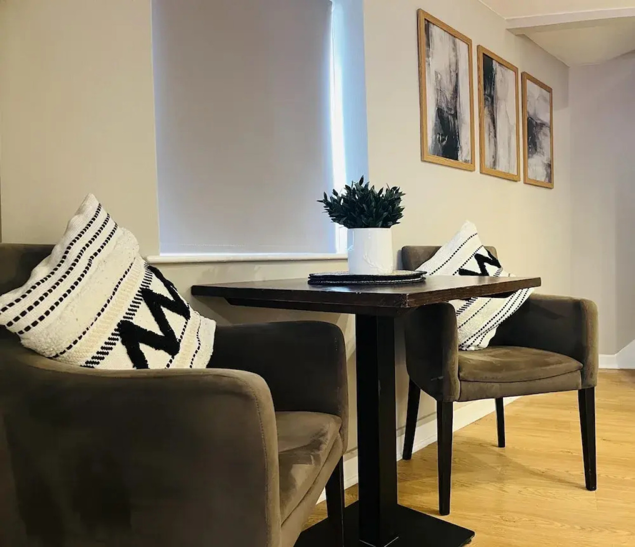 Central Ellesmere -sleeps2 - Parking - Petfriendly