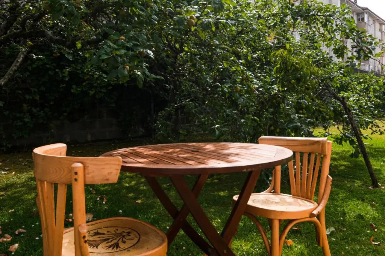 Casa marinera con piscina y jardín.