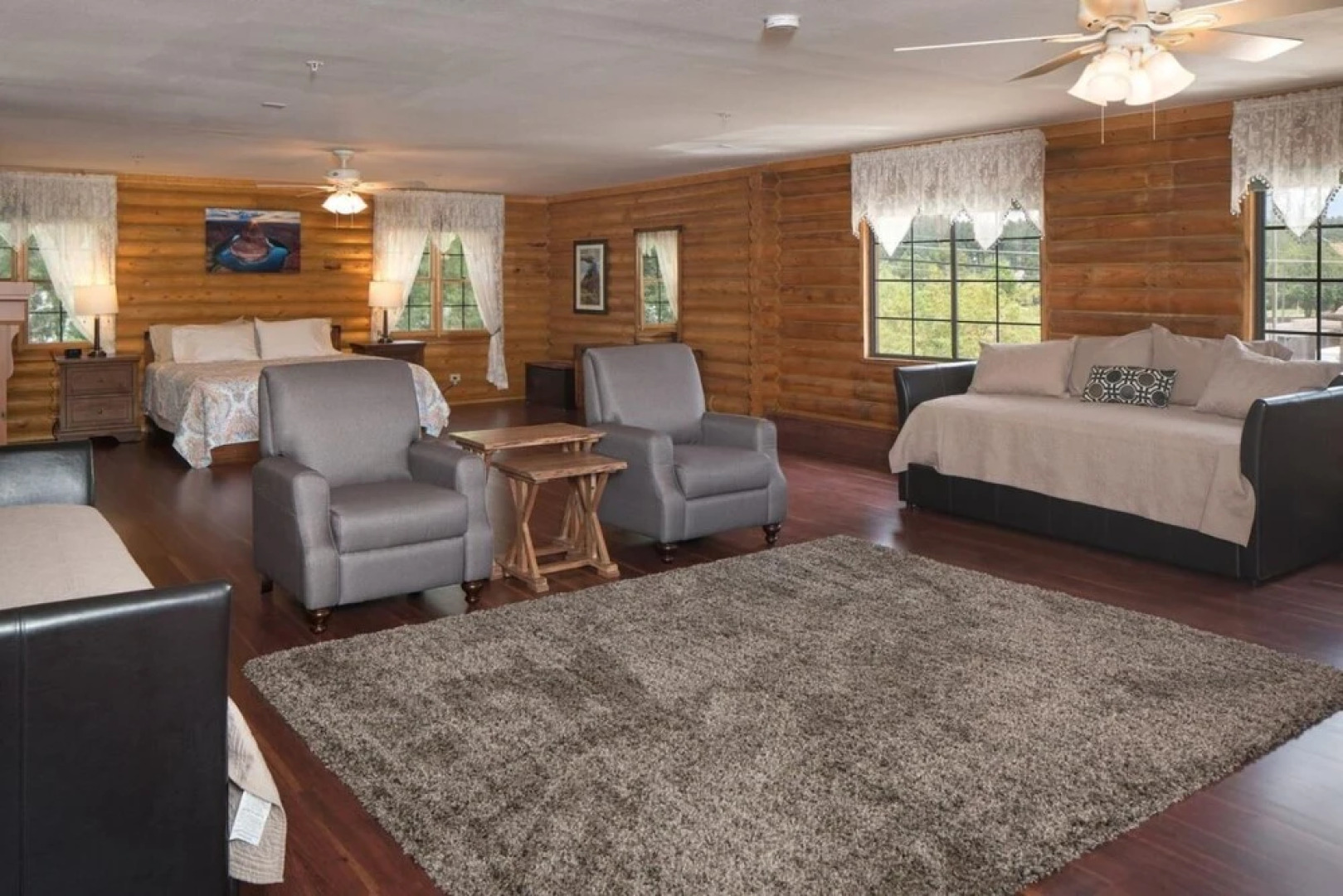 Quarter Horse Inn / Orchid Room