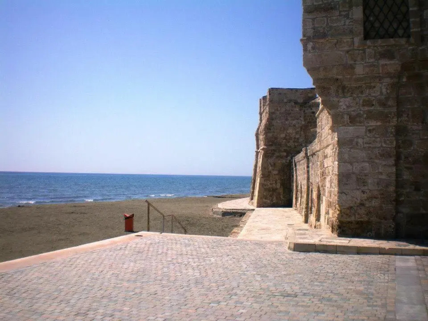 104 Excellent 2 bed apartment with pool view, AC & gym!