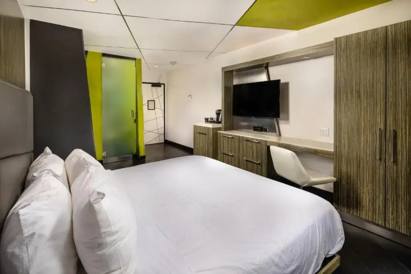 Econo Lodge and Suites