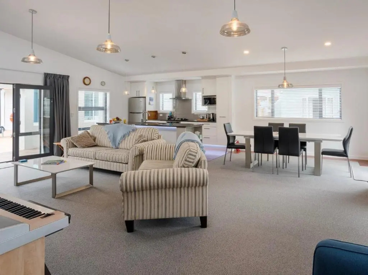 Poolside Retreat - Picton Holiday House Waikawa