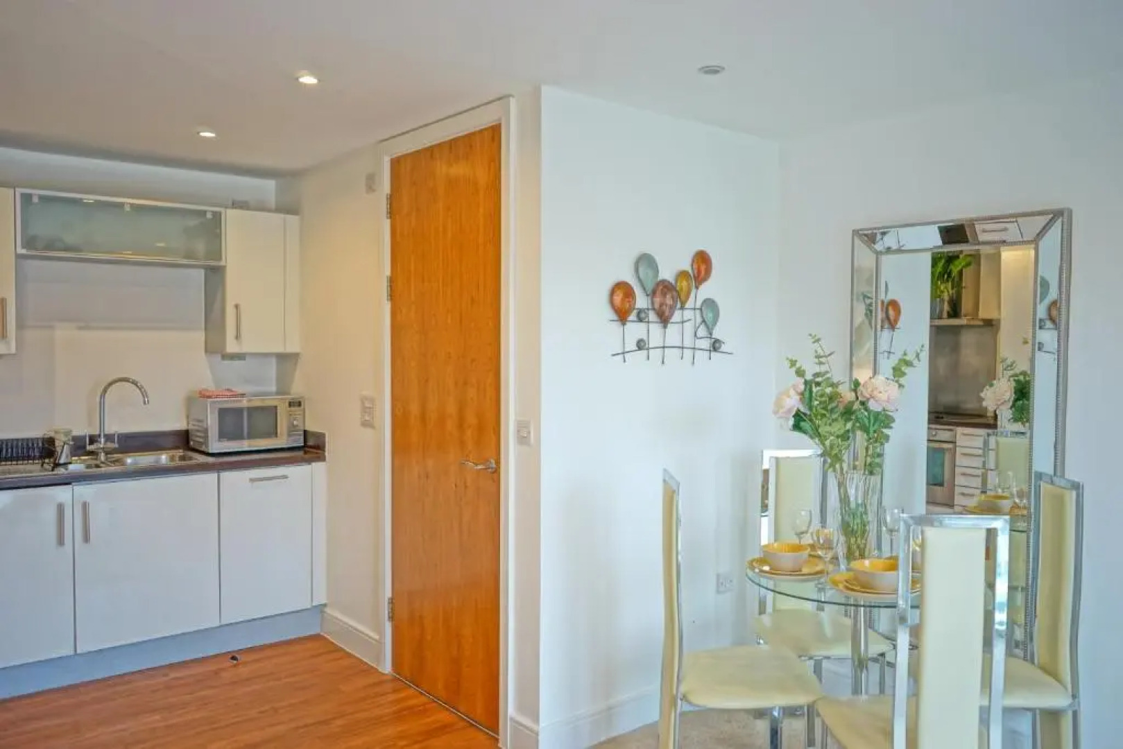 Penthouse Swansea Marina City Centre 100m from Beach