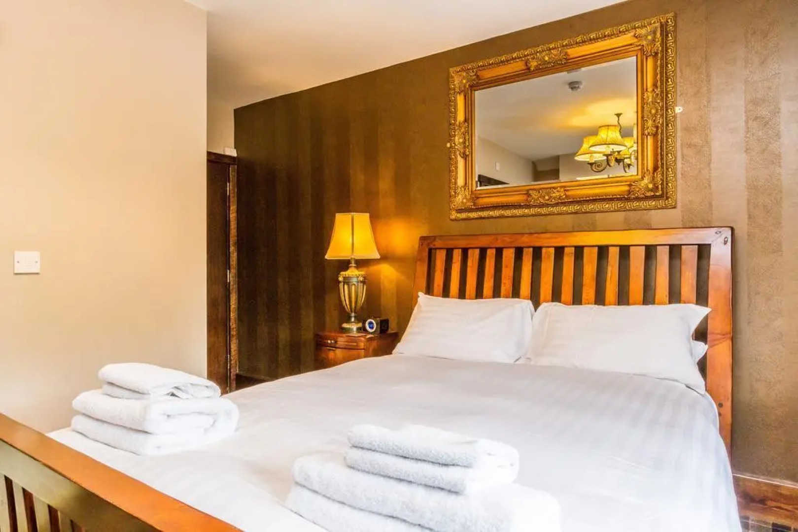 Mayflower bar, eatery & Boutique Inn