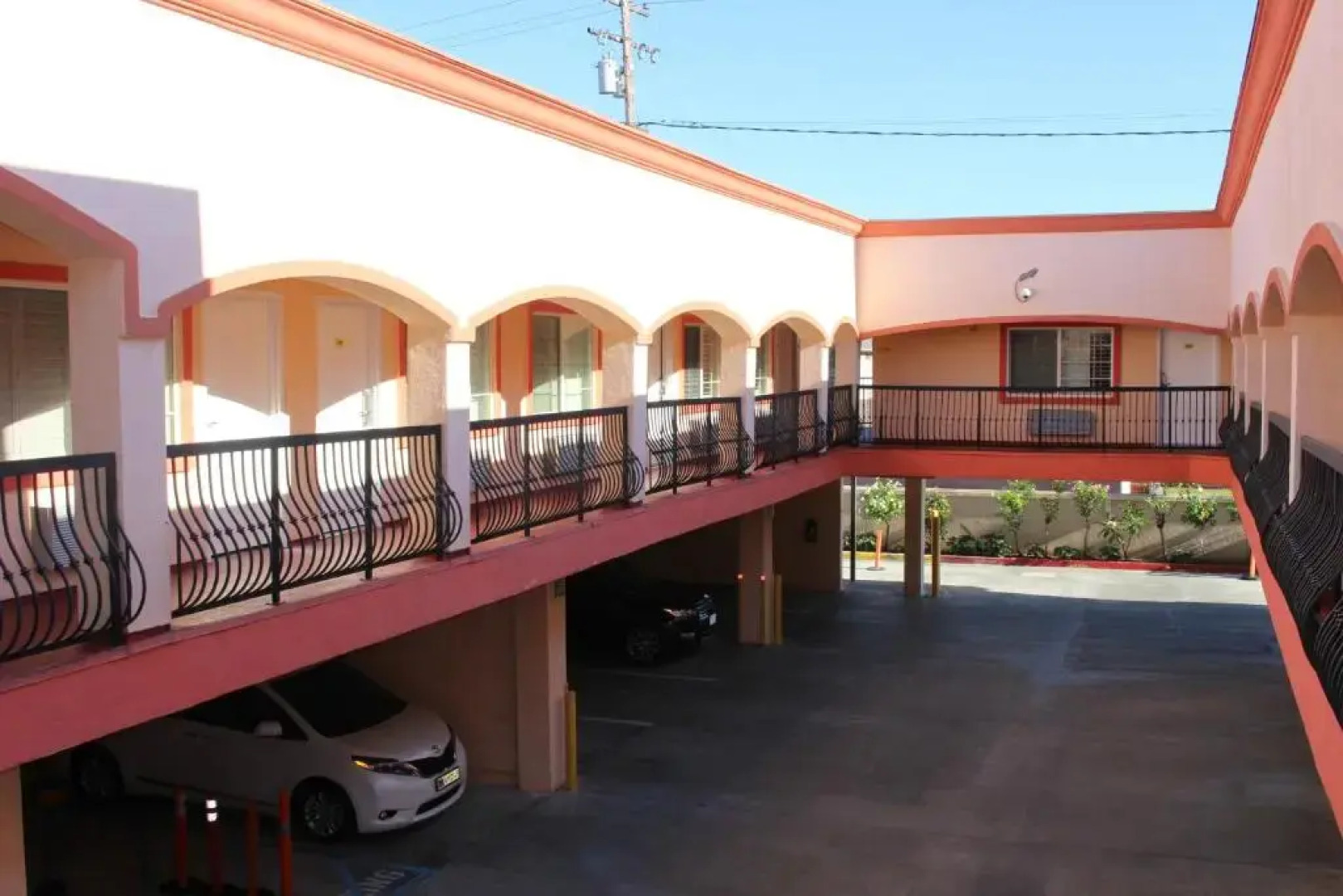 ERTH INN by AGA, Maywood