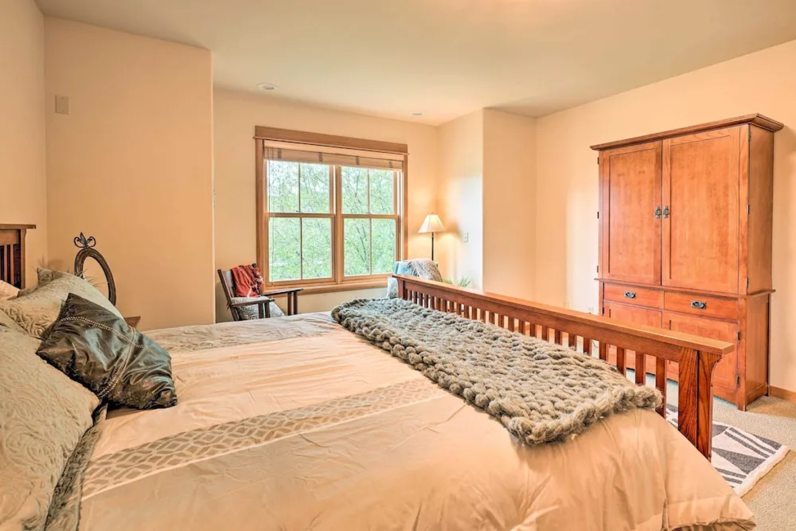 Sisters Getaway w/ Hot Tub ~ Half-mi to Dtwn!