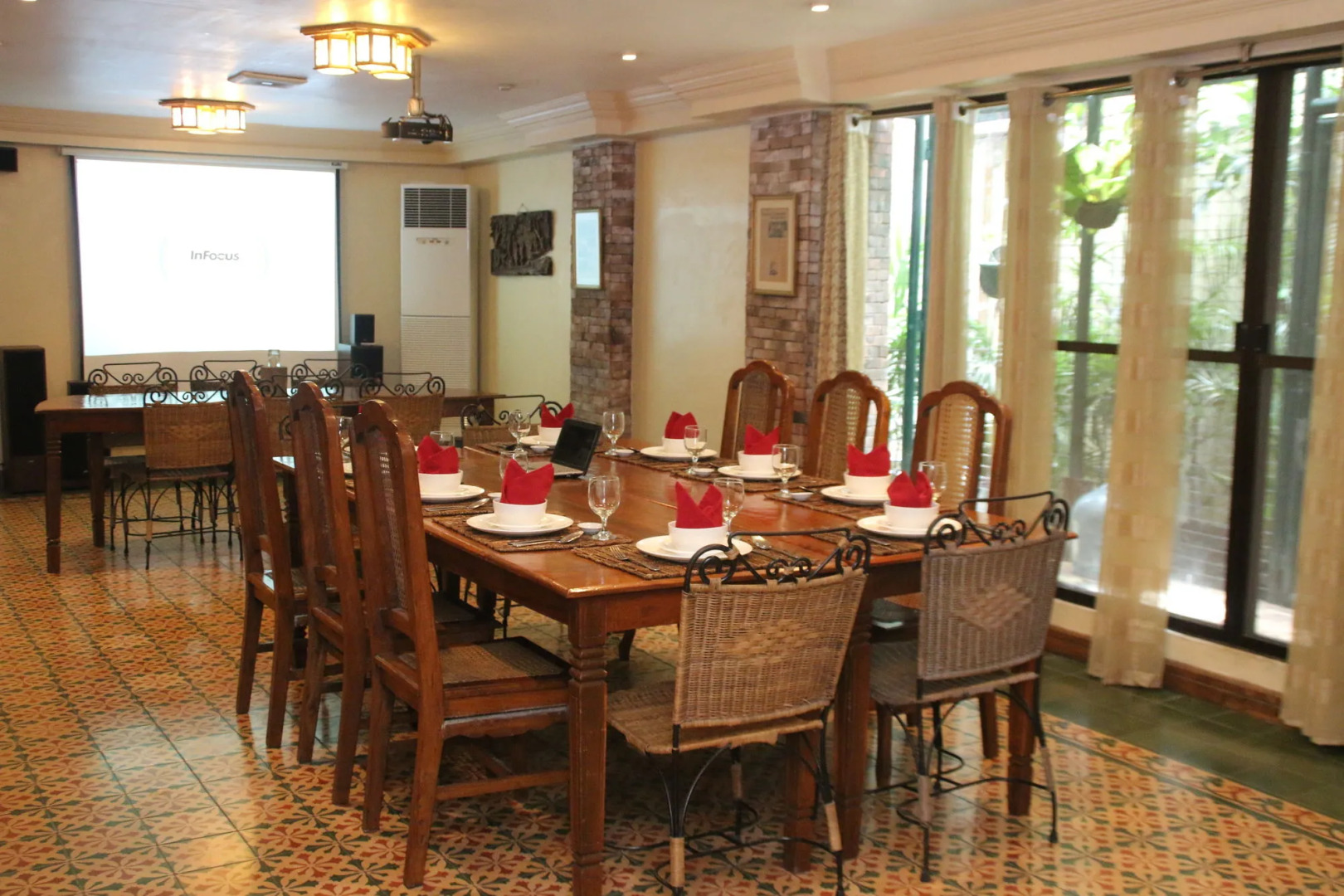 Roxas President's Inn