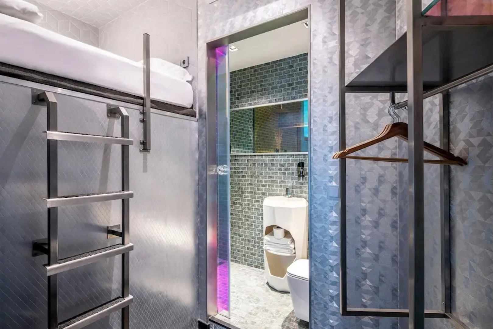 Diamond Capsule Hotel Amsterdam South