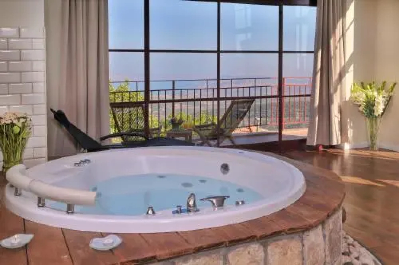 Red and White אדום לבן