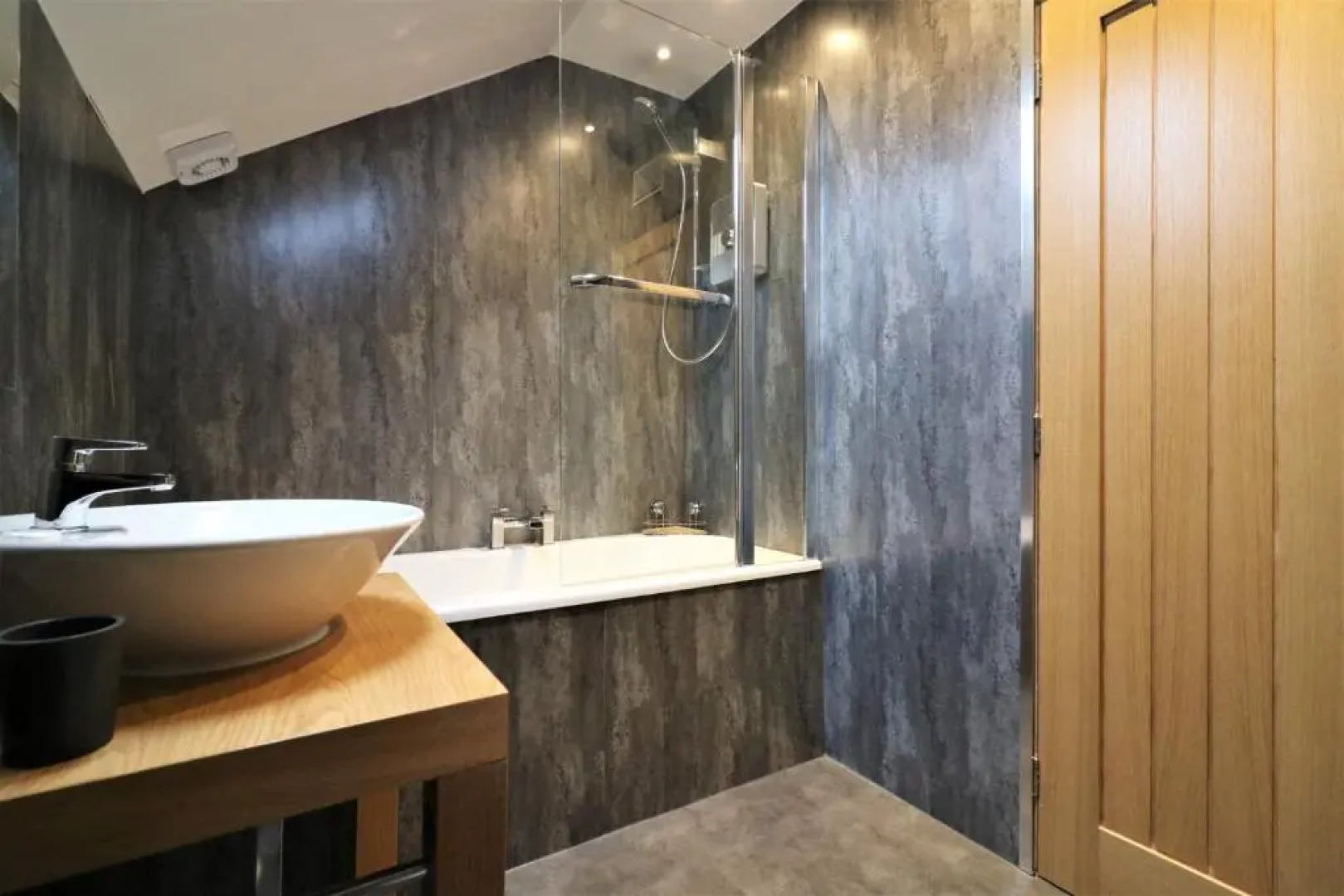 Signature - Linden Cottage Room 3