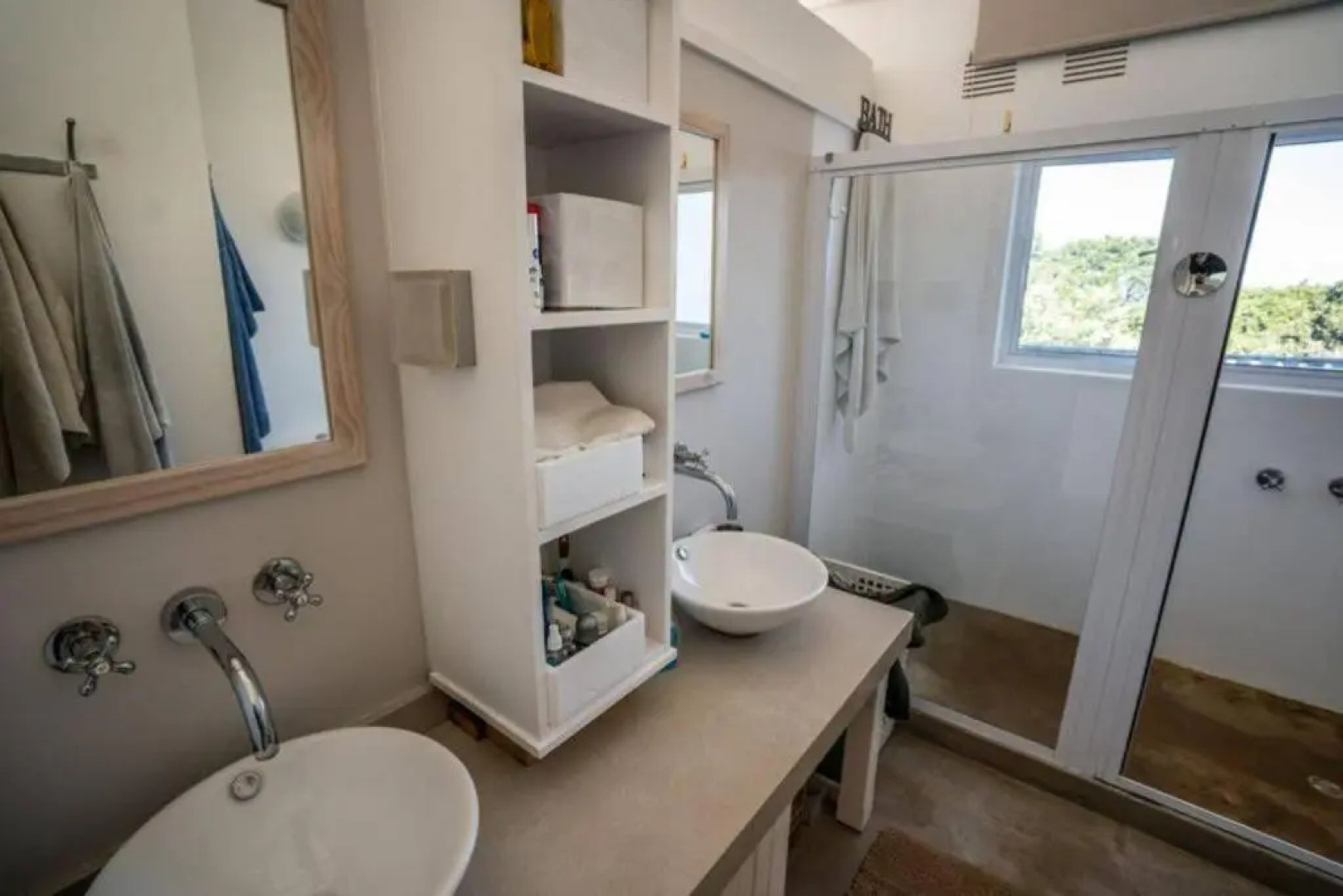 Amani Guesthouse. Cheerful home-away-from-home.