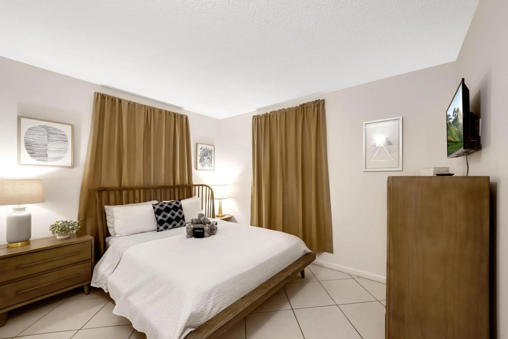 Apartment 1 block from beach and shops