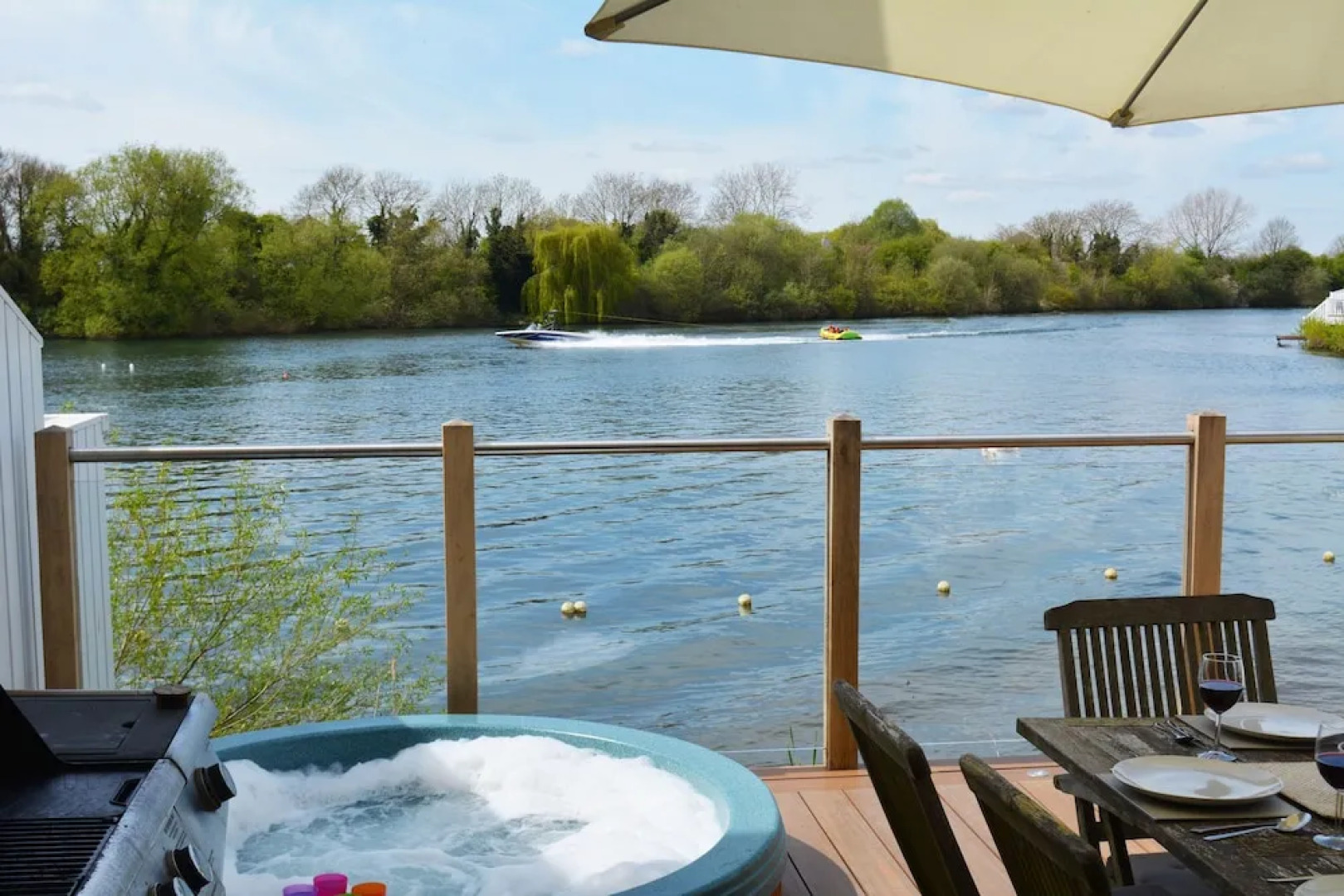 Stylish New England lakeside retreat in the Cotswold Water Park with hot tub