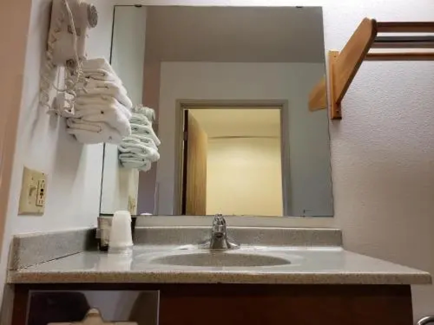 The Center Lodge and Jacuzzi Suites