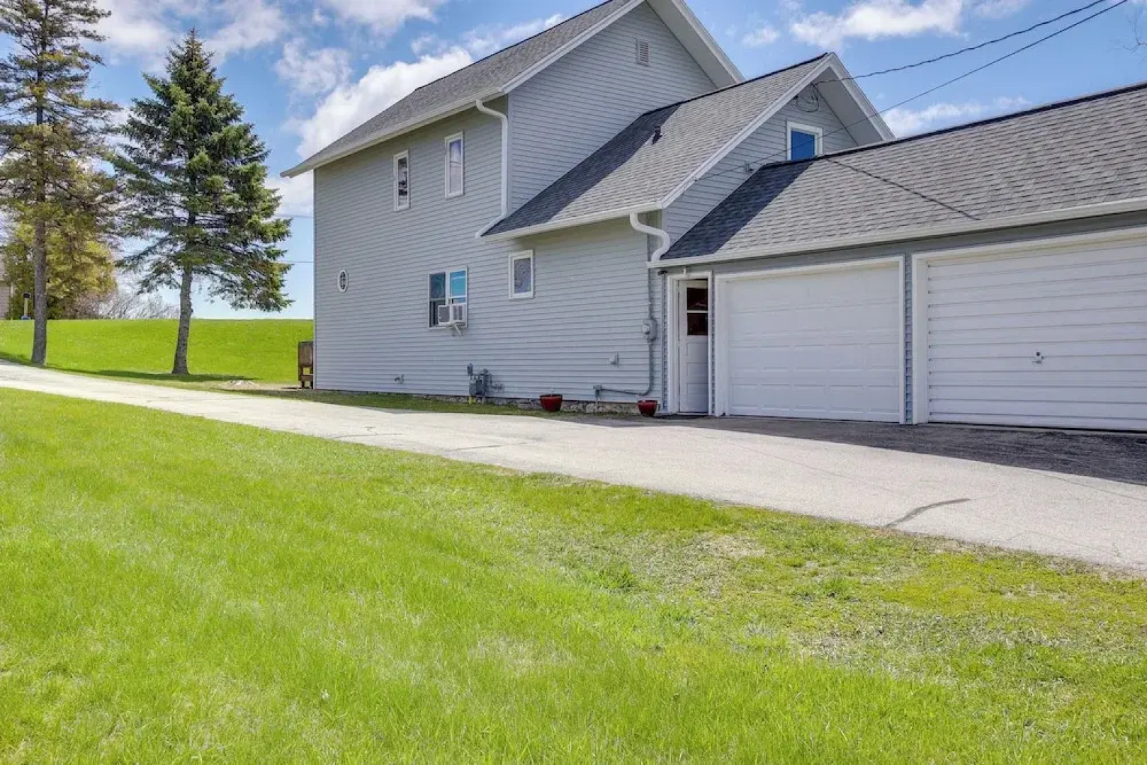 Algoma Retreat: Near Beach, Game Room, Yard