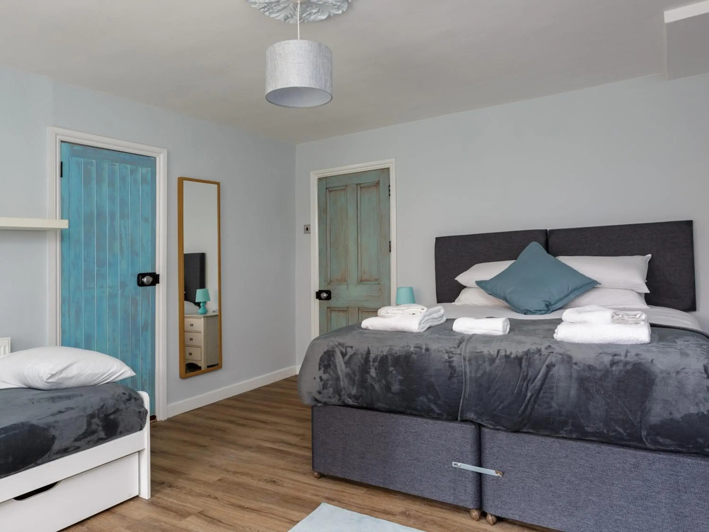 Stopover at ALBANY GARDEN APARTMENT with great outdoor space