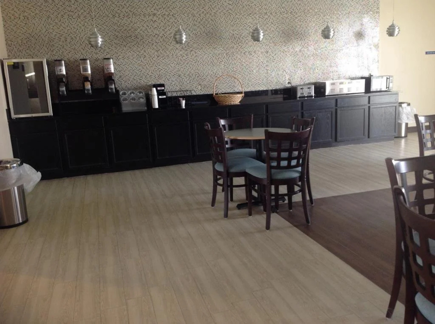 La Plaza Inn & Suites