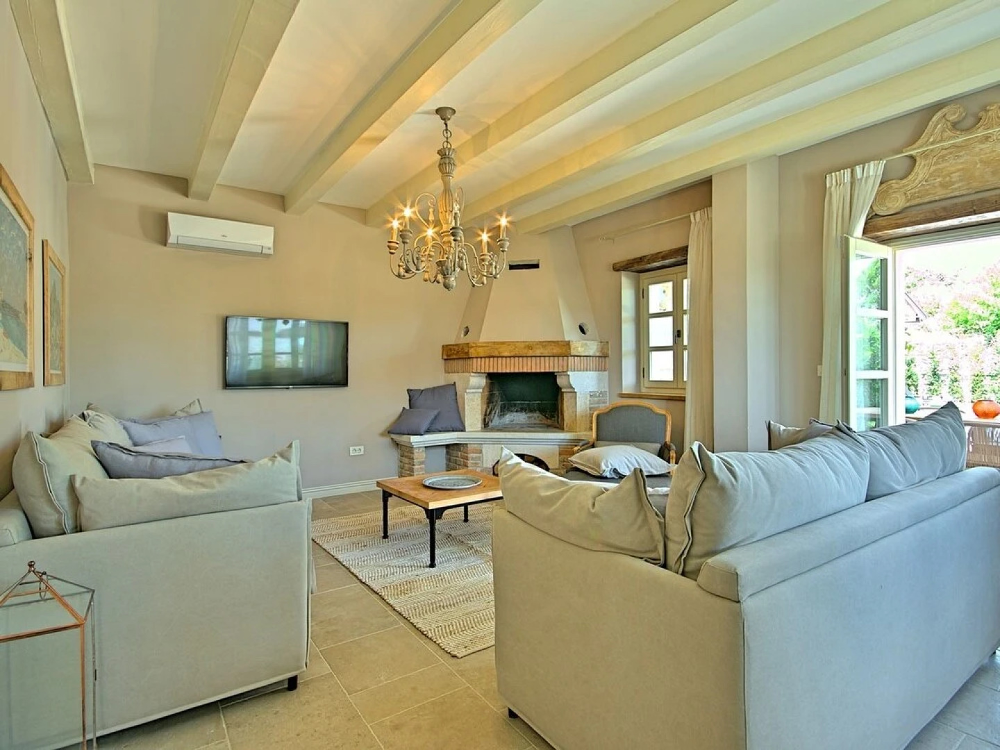 Plushy Villa in Ladici With Pool and Whirlpool