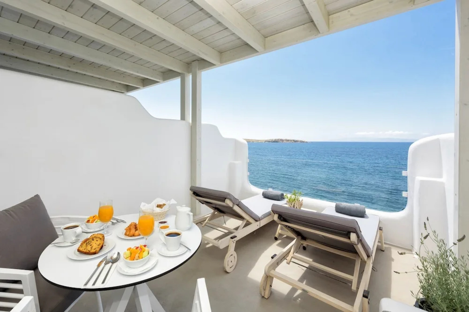 Blue Waves Suites & Apartments