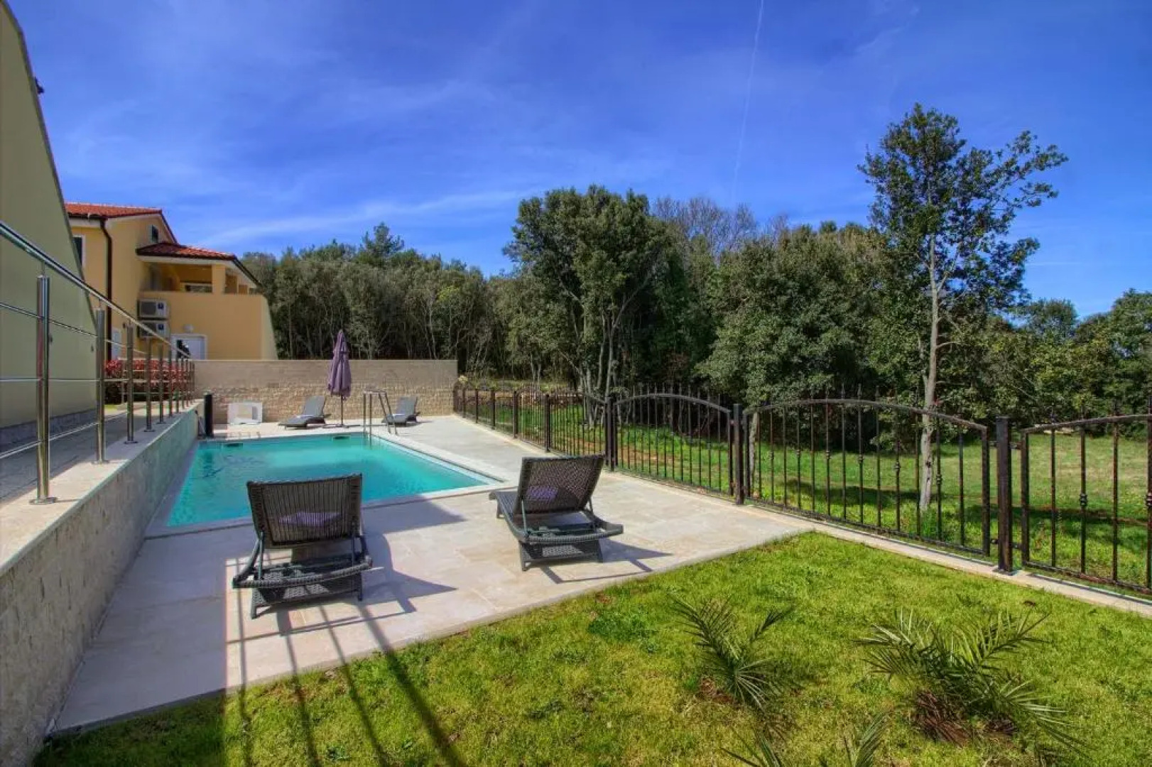 Complex of 2 villas Banjole-Mar with 2 private pools for up to 20 persons 200m from the beach