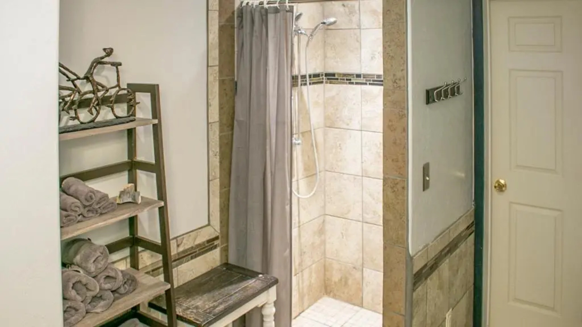 FunStays Glamping Tiny House w Large Loft Site 8