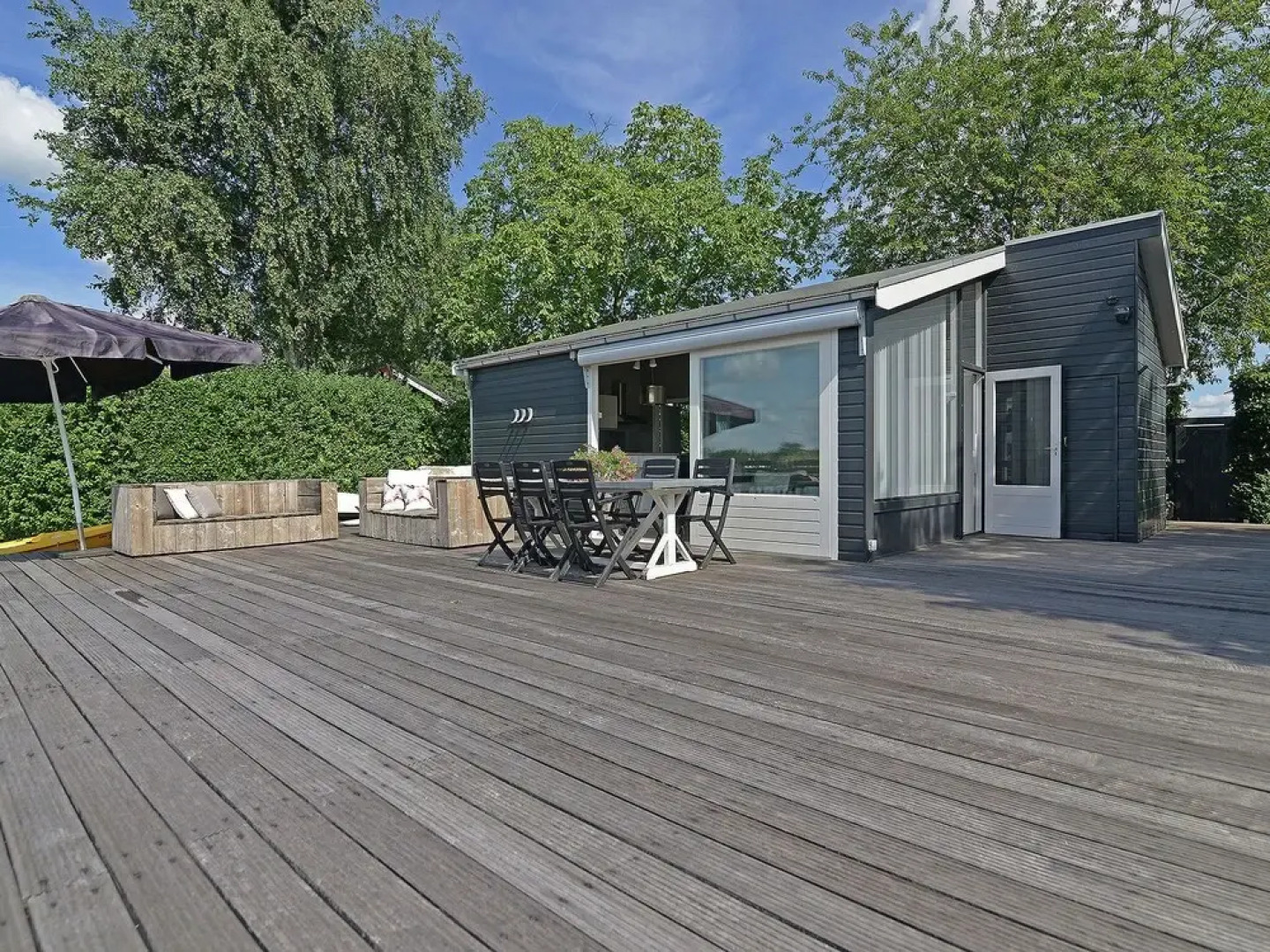 Stylish Bungalow With Gorgeous Location on Reeuwijk Lake