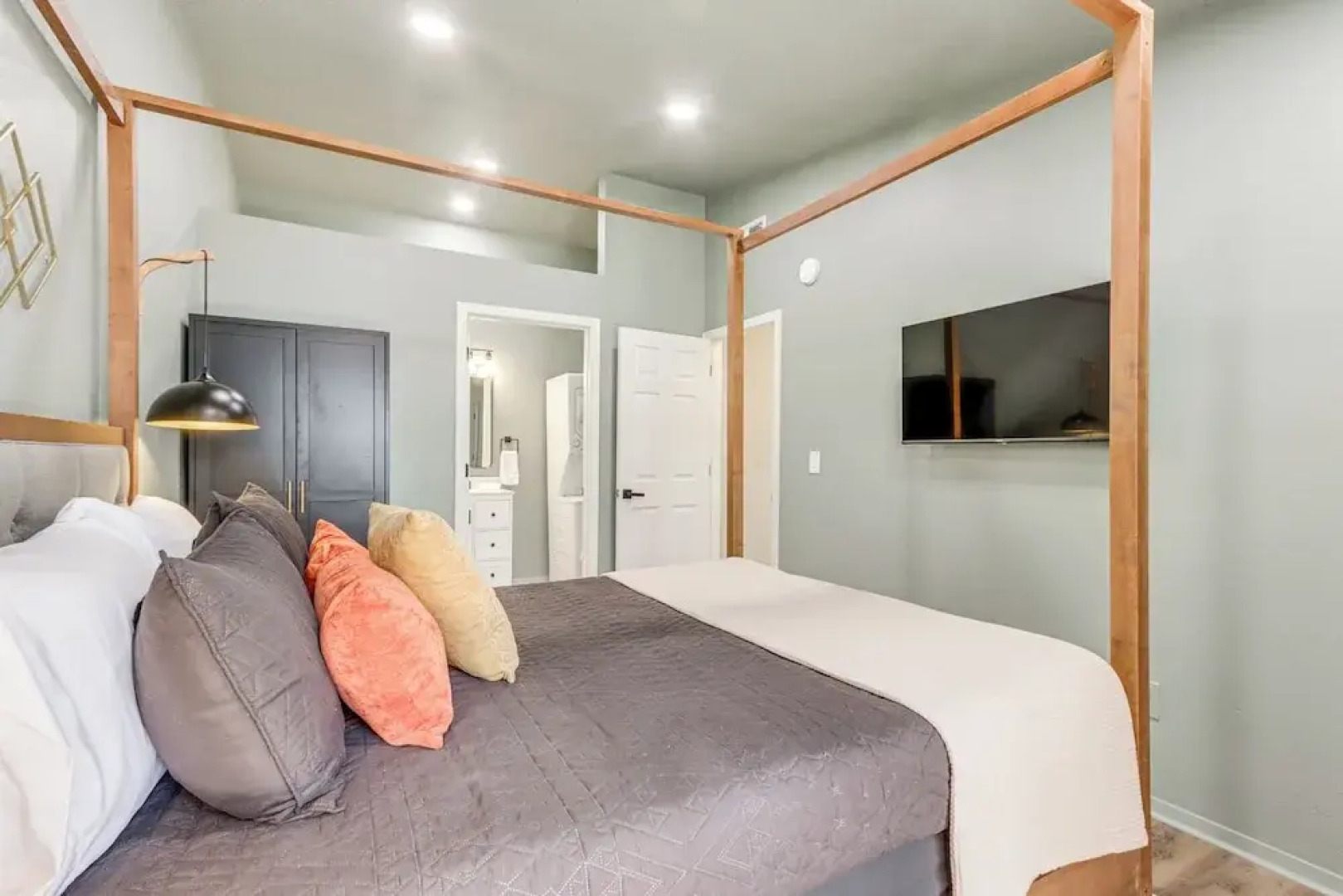 Walk to Table Rock Lake: Updated Cabin w/ Deck!