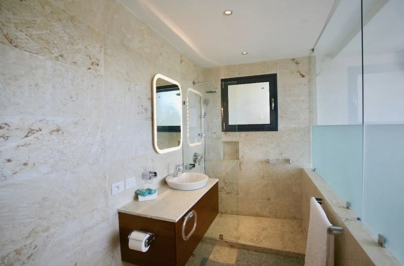 Modern 7 Bedrooms Villa on Private Beach Access