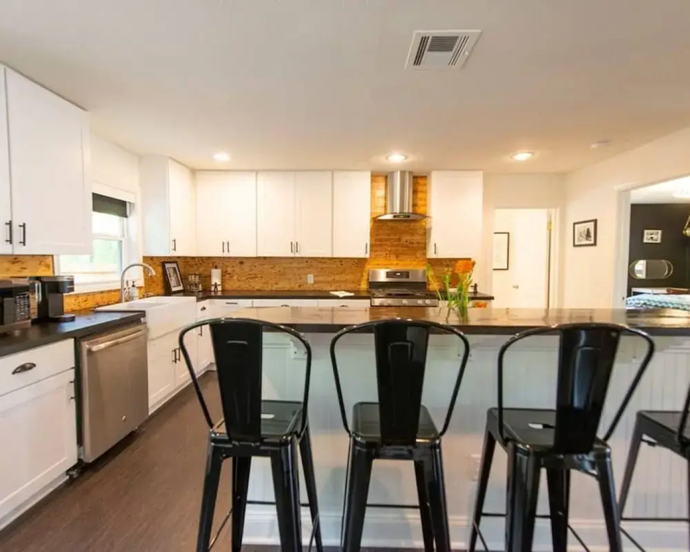 The Mod Poppy Large Home 10 Minutes From it all