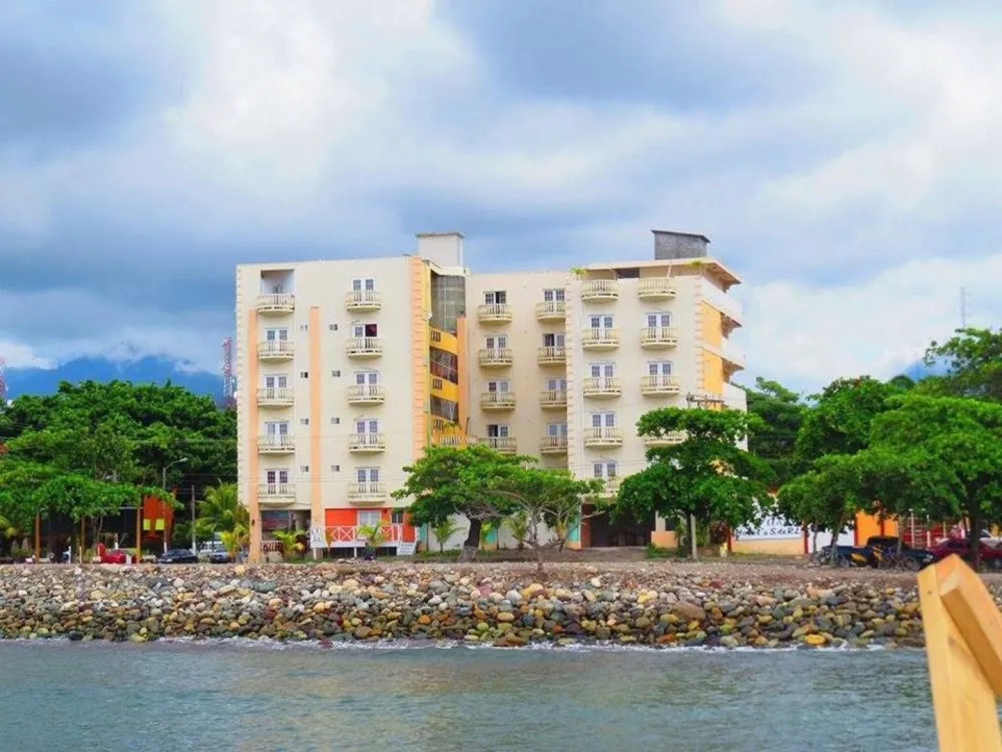 Art-Deco Beach Hotel