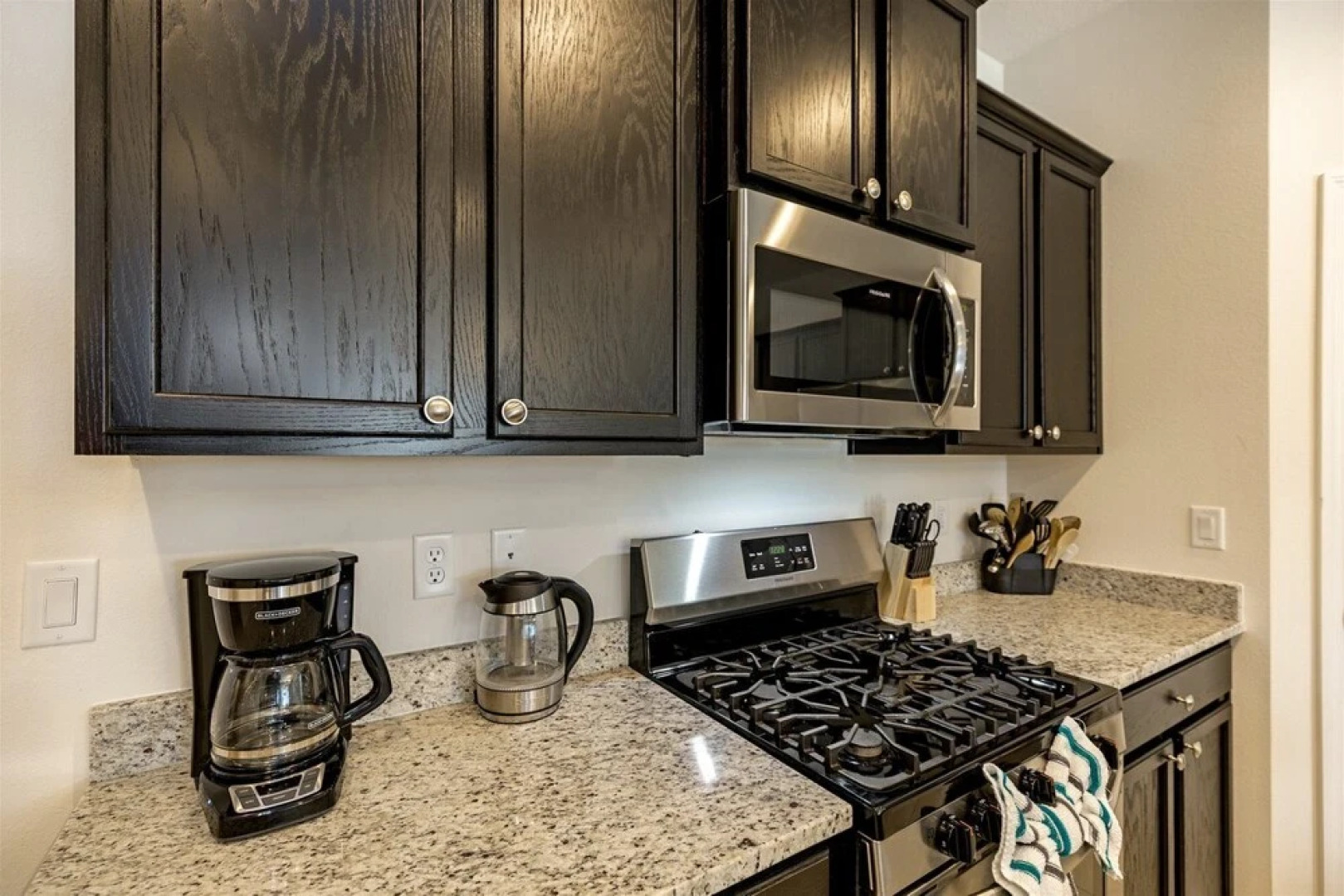 Fabulous Newly Built, 5 bed Villa With Private Pool and Modern Decor - 498