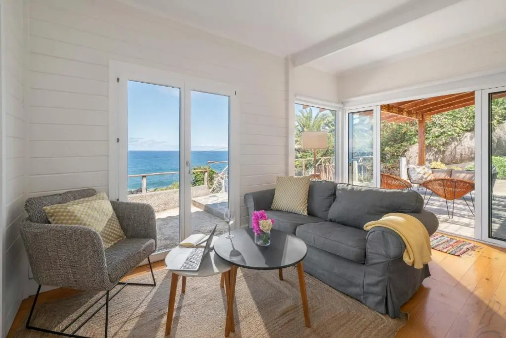 Casa da Rocha de Baixo by An Island Apart