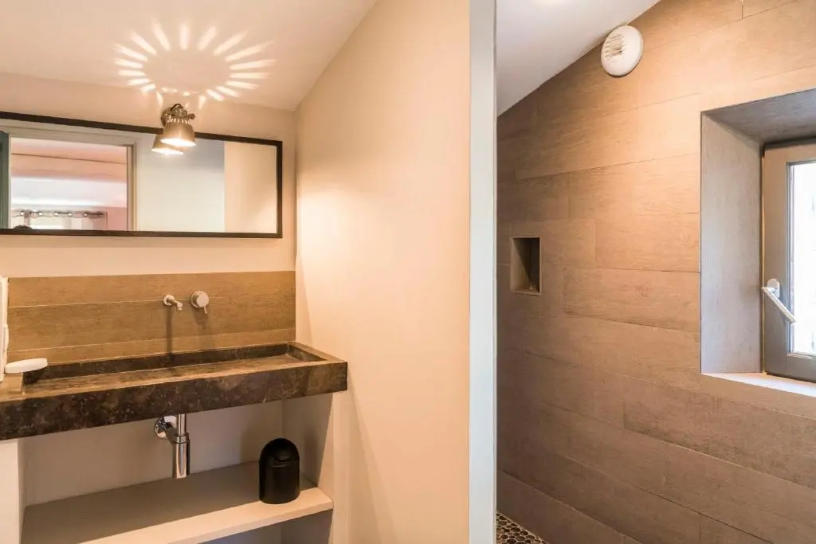 Bâtisse provençale avec piscine privée au coeur du Luberon et du village de Lourmarin, 10 personnes LS2-385 NOUVIAGE