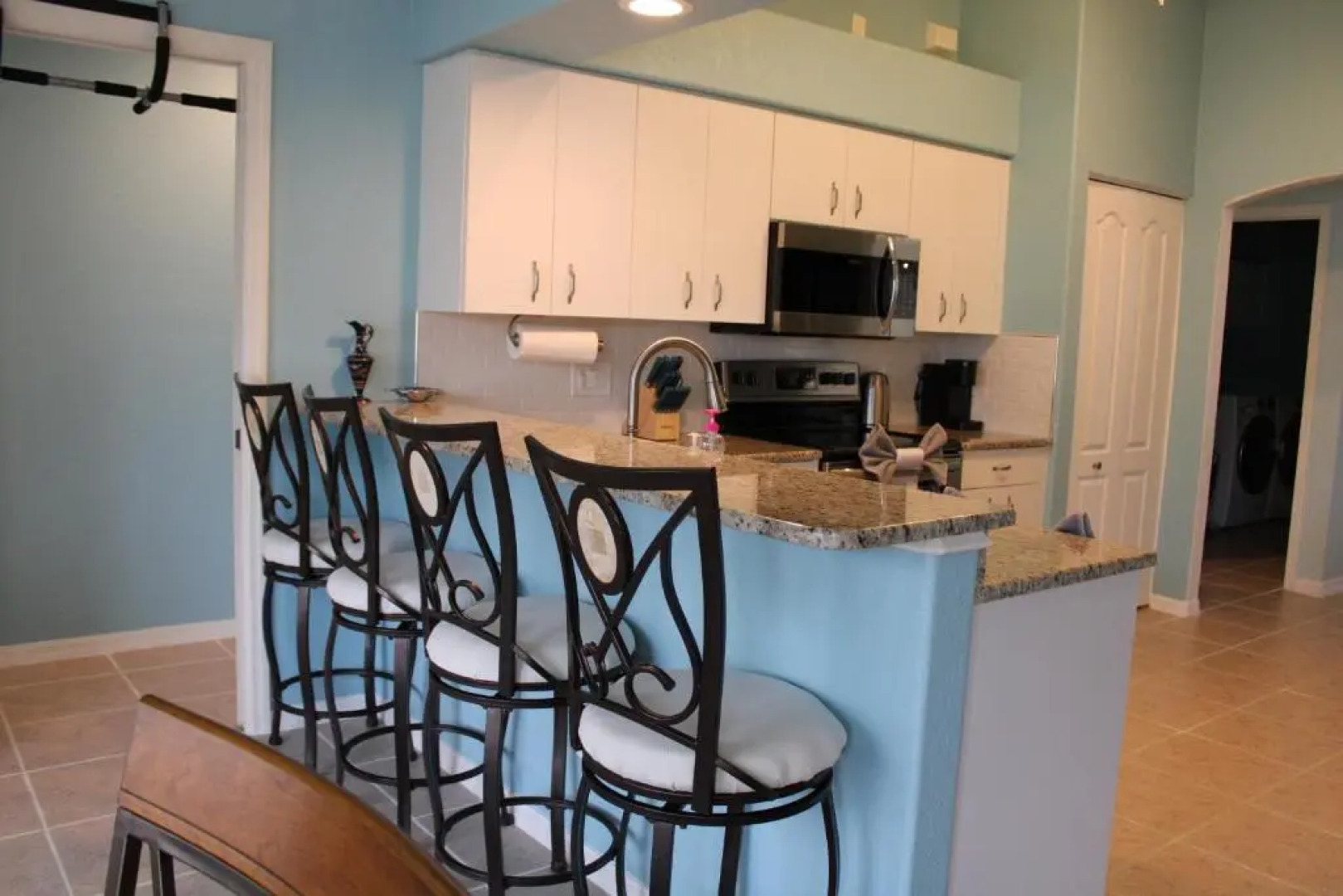 Spacious and private pool house, 15 min to beach