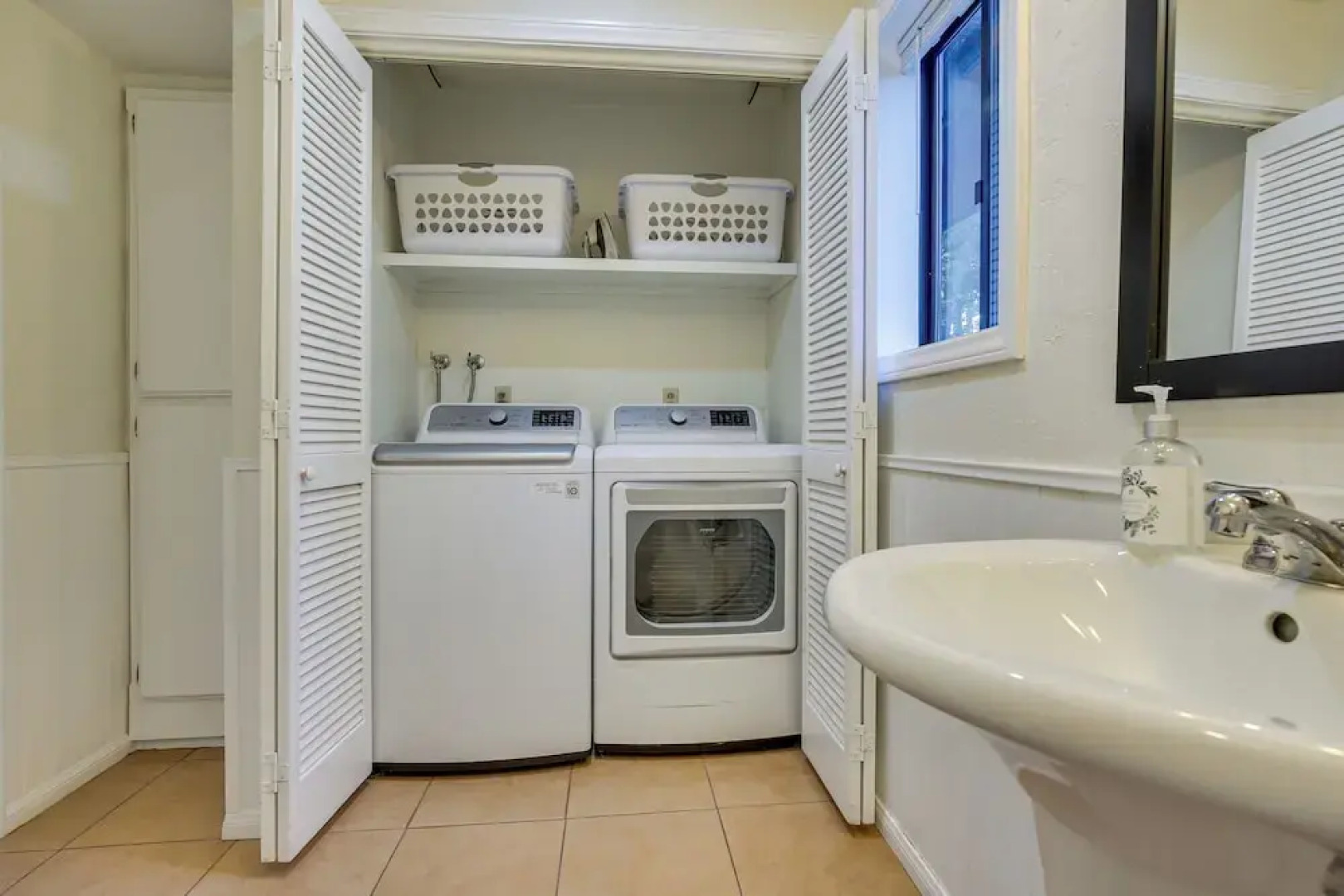 3 Decks, Game Room + Views: Lake Arrowhead Home!