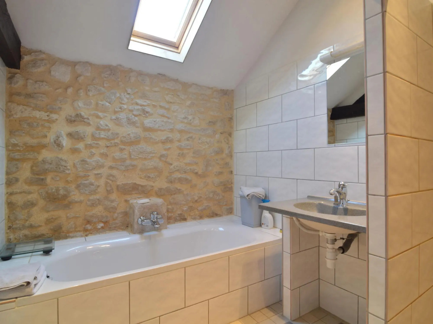 Cosy Holiday Home in Oussoy-en-Gatinais with Library