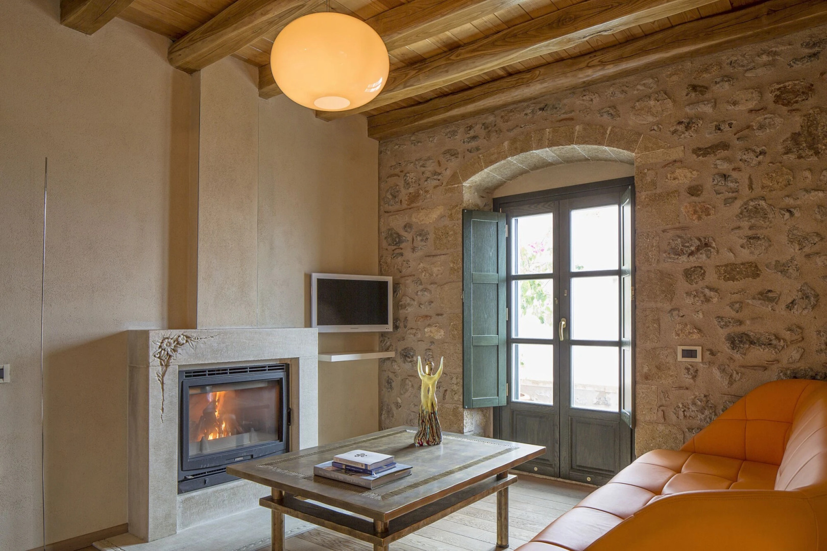 Moni Emvasis Luxury Suites