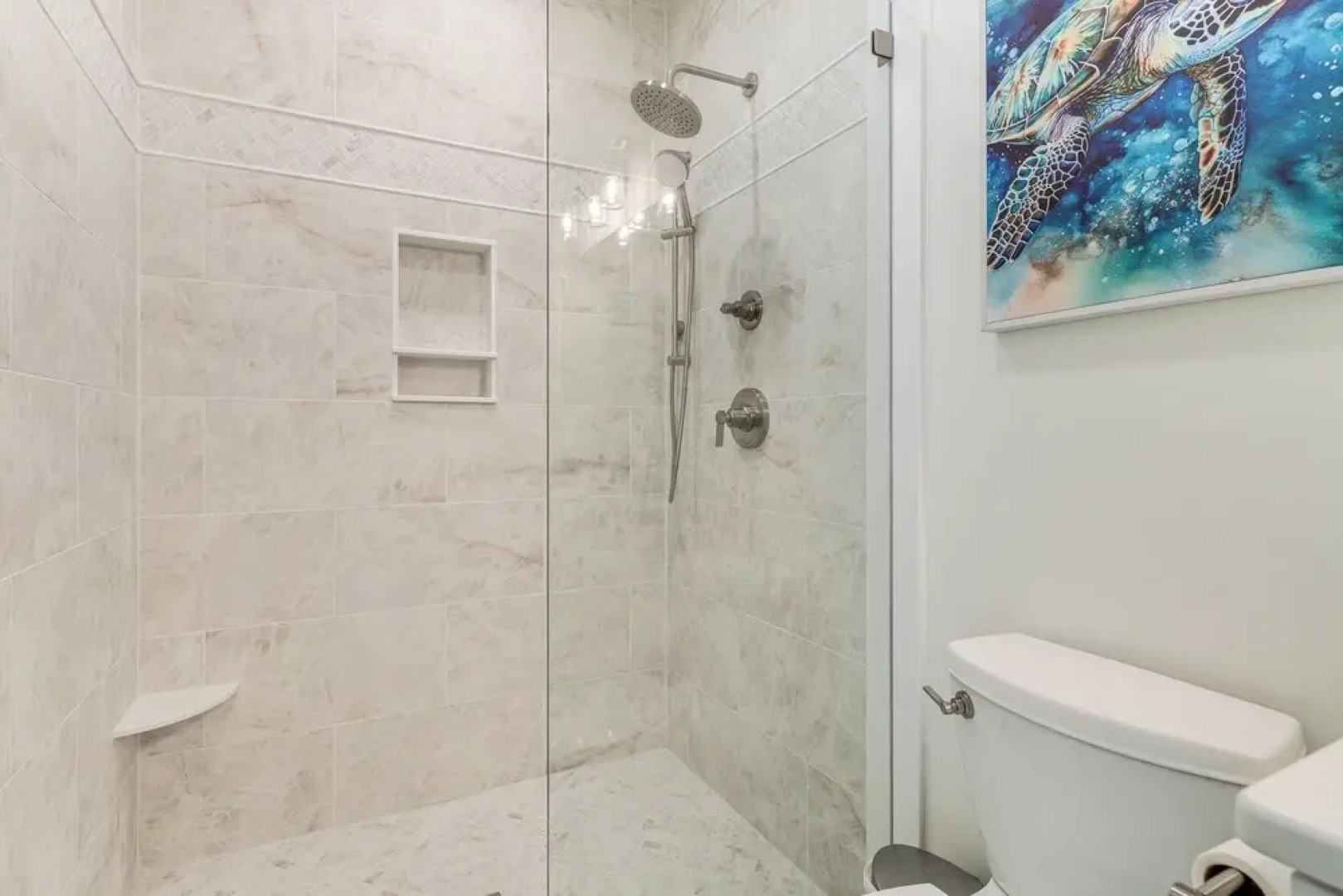 Walk to Beach: Southern Shores Retreat w/ Hot Tub