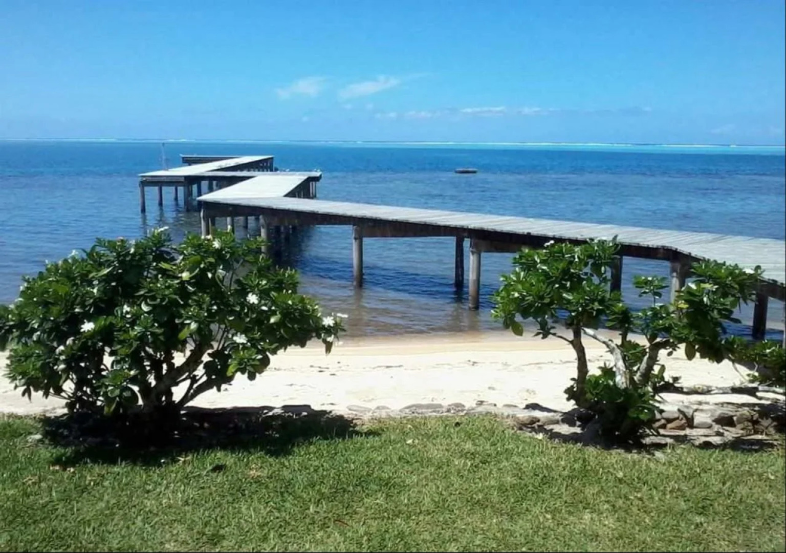 Linareva Moorea Beach Resort