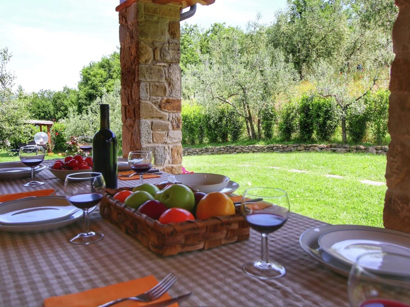 Luxurious Villa in Monte San Savino with Jacuzzi